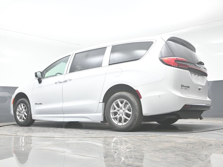 White Chrysler Pacifica image number 20