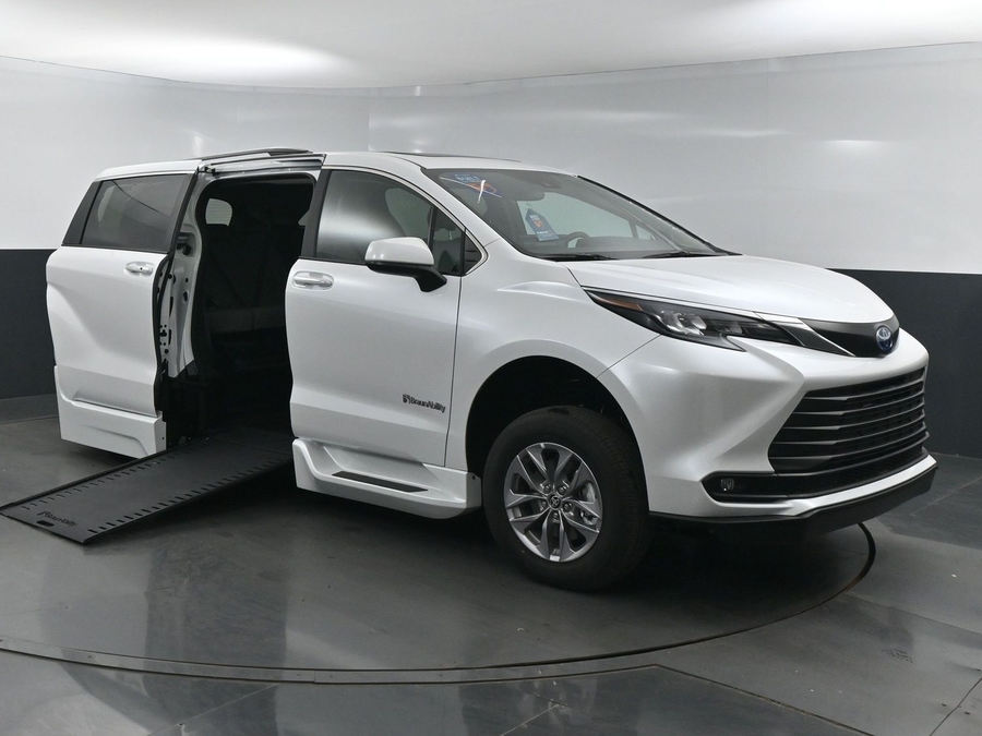 New 2025 Toyota Sienna Hybrid XLE Plus - BraunAbility Side Entry Entry In Floor Automatic Ramp