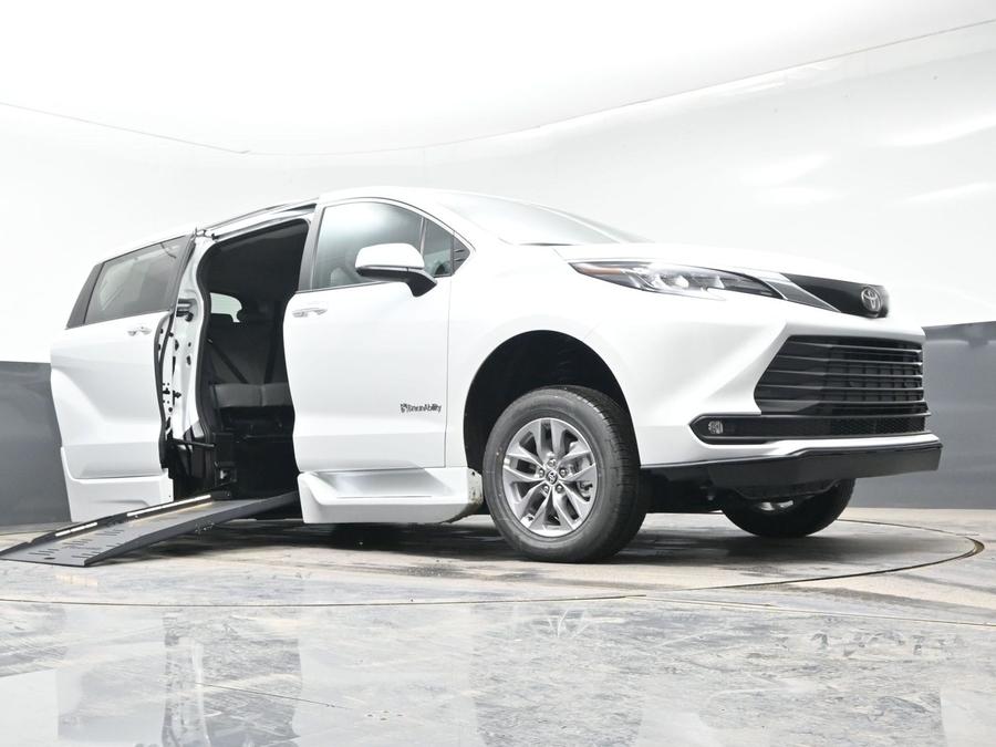 New 2026 Toyota Sienna Hybrid XLE Add - BraunAbility Side Entry Entry Fold Out Automatic Ramp