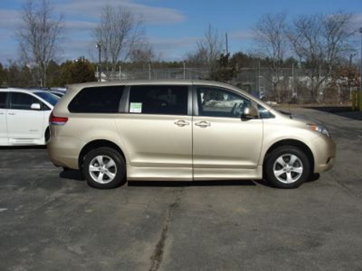 2011 TOYOTA SIENNA - Image 4