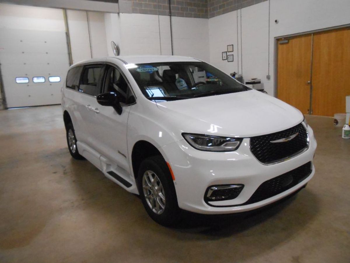 White Chrysler Pacifica image number 9