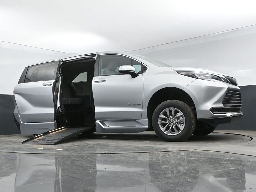 New 2025 Toyota Sienna Hybrid LE - BraunAbility Side Entry Entry Fold Out Automatic Ramp