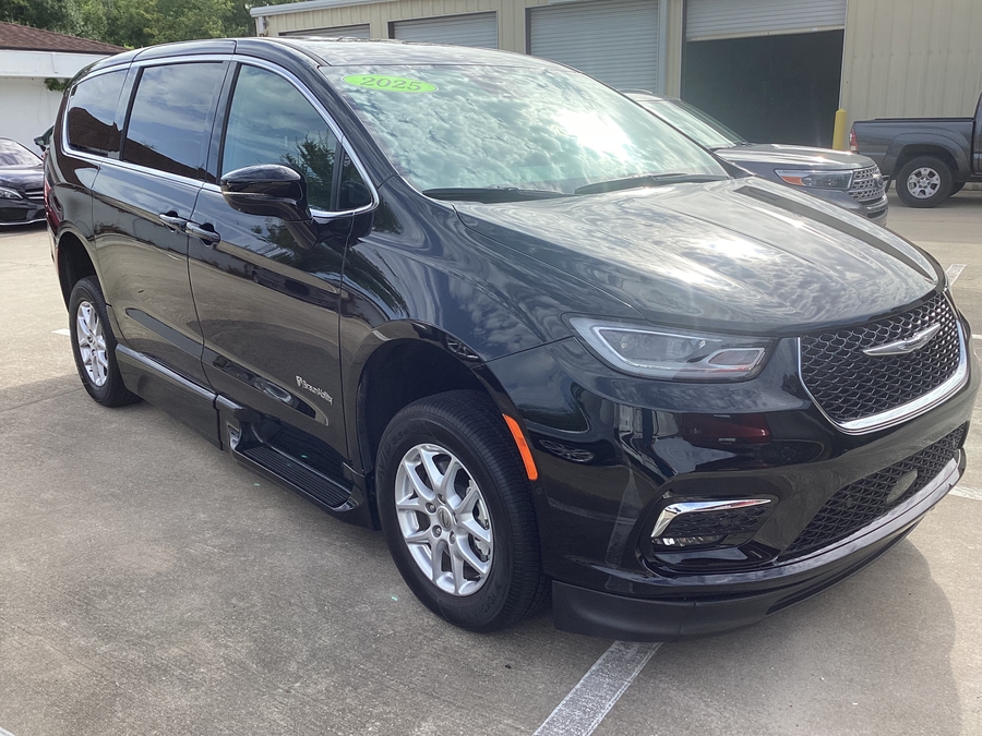 Black Chrysler Pacifica image number 1