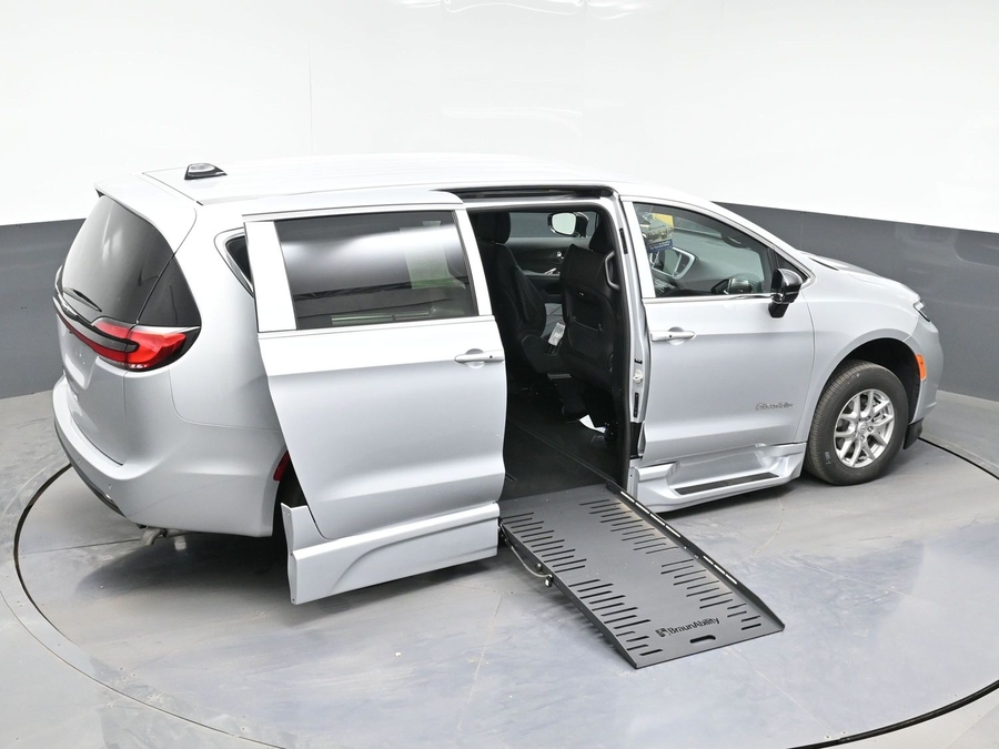 Silver Chrysler Pacifica image number 22