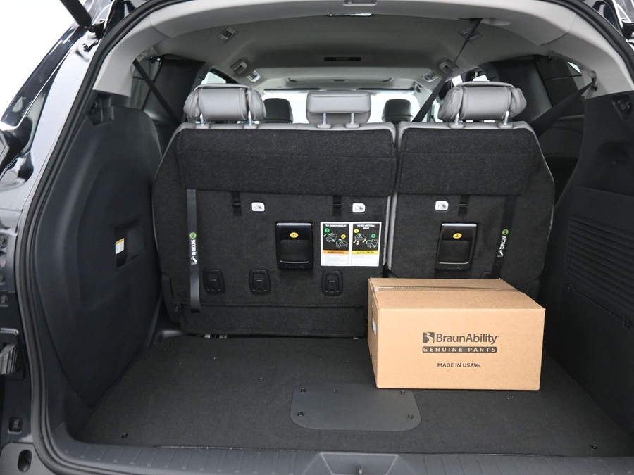 Imagen de la Toyota Sienna negra número 11