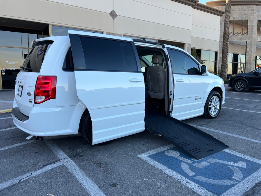 Used 2014 Dodge Grand Caravan SXT - BraunAbility Side Entry Entry Fold Out Automatic Ramp