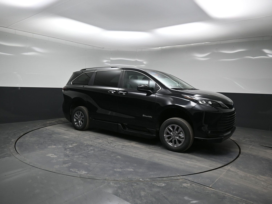 Black Toyota Sienna image number 17