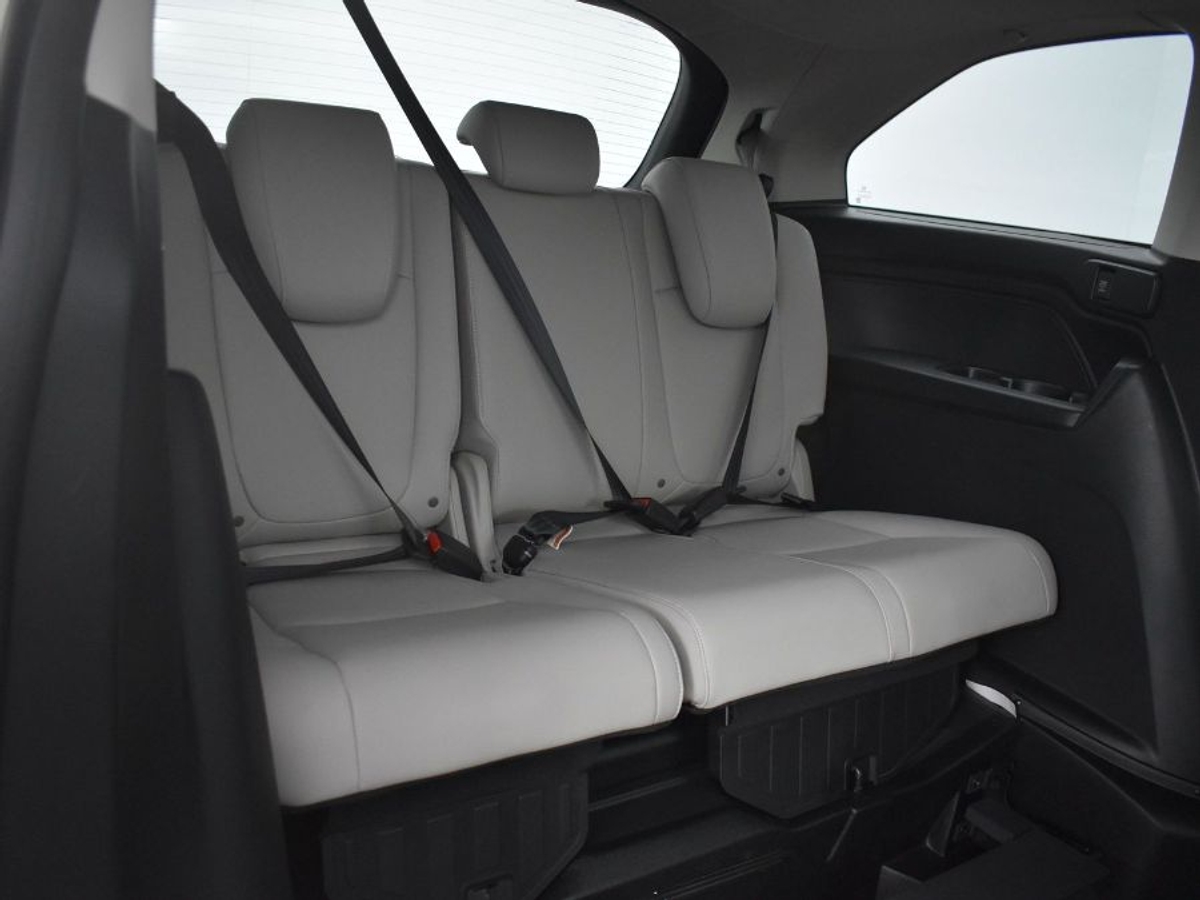 White Honda Odyssey image number 9