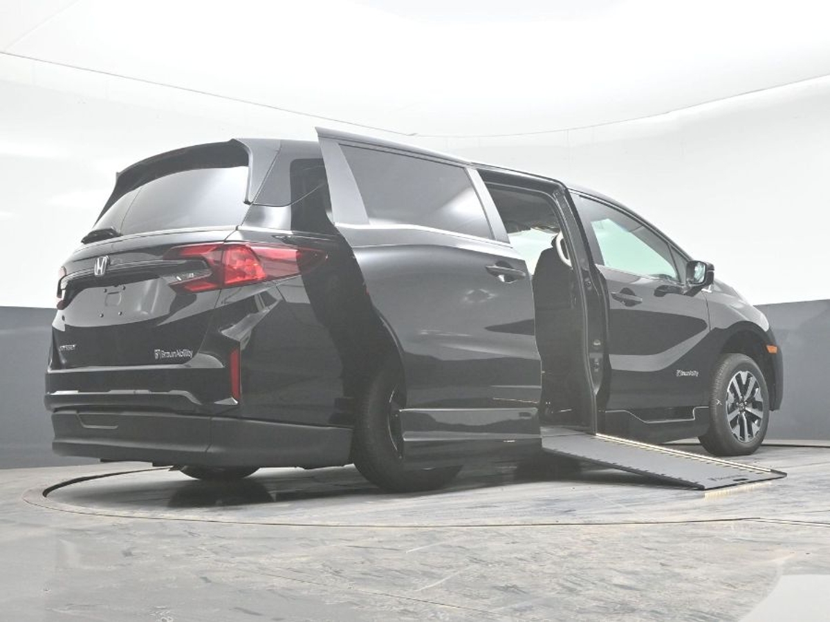 Black Honda Odyssey image number 21