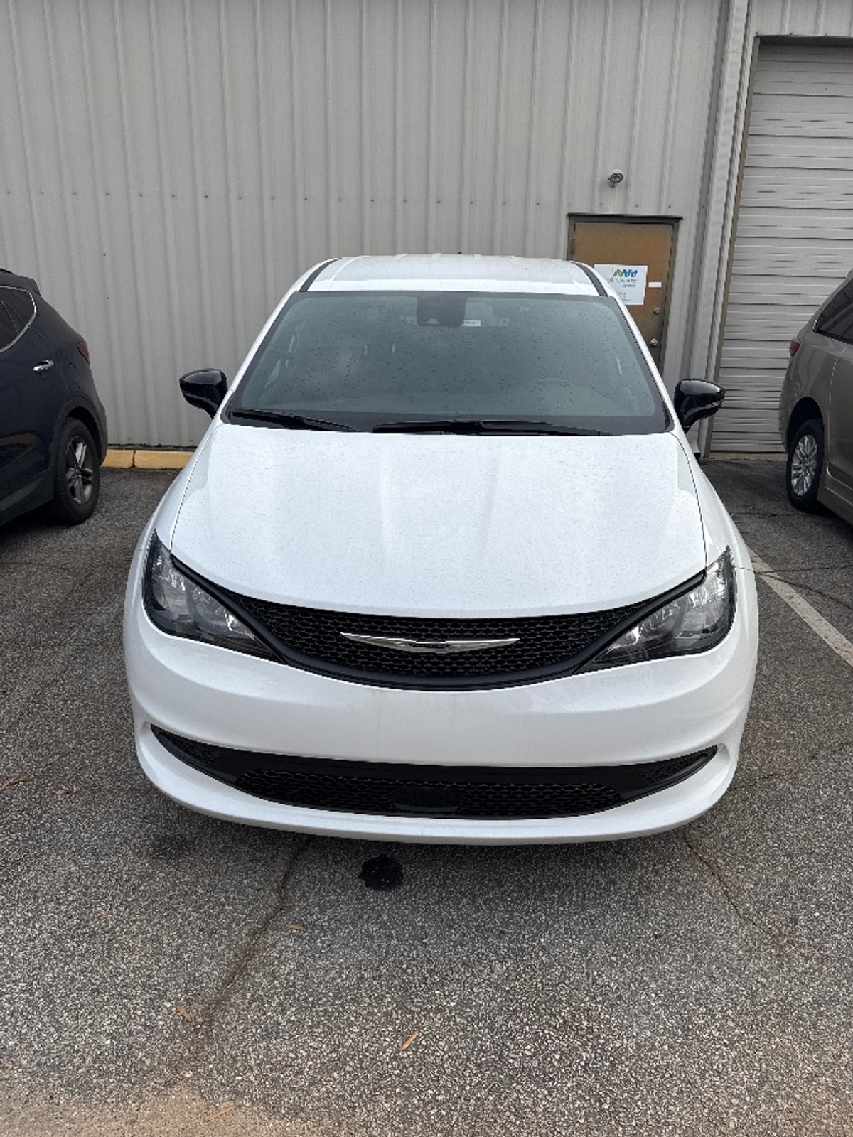 White Chrysler Voyager image number 1