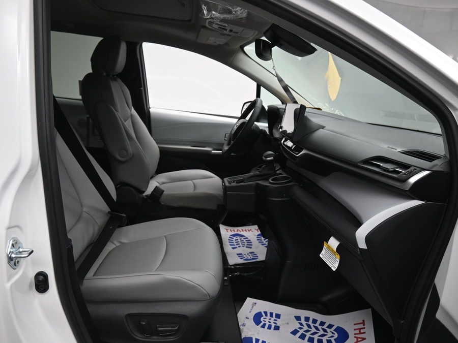 New 2026 Toyota Sienna Hybrid XLE Base - BraunAbility Side Entry Entry Fold Out Automatic Ramp