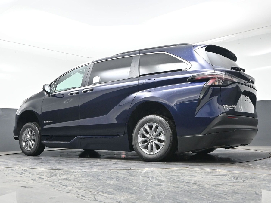 New 2026 Toyota Sienna Hybrid XLE Base - BraunAbility Side Entry Entry Fold Out Automatic Ramp