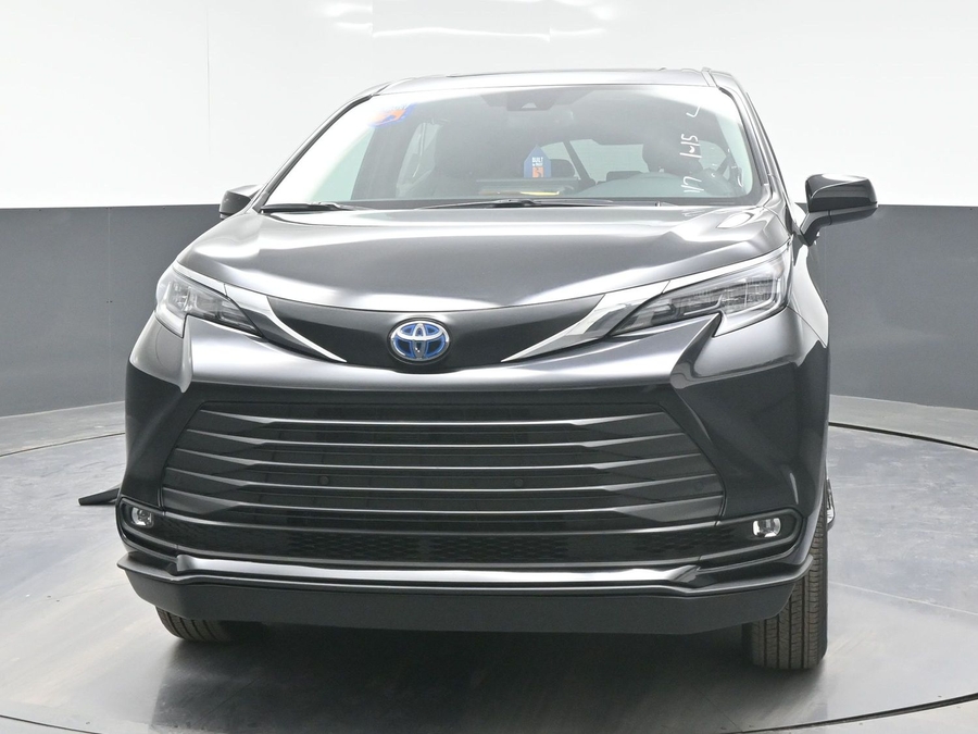 Black Toyota Sienna image number 1