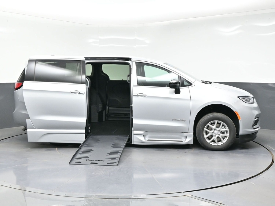 2026 Chrysler Pacifica Select's photo