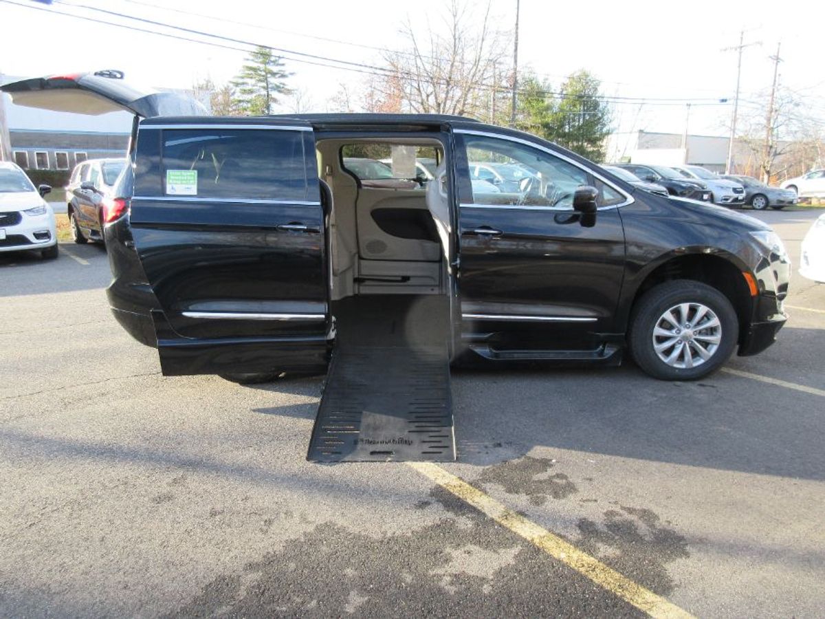Black Chrysler Pacifica image number 18