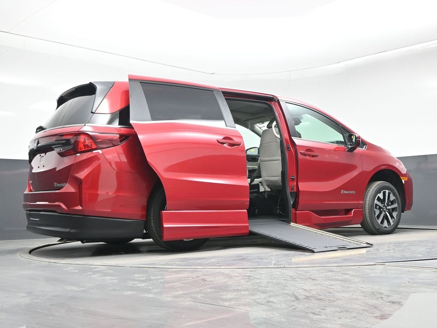 Red Honda Odyssey image number 7