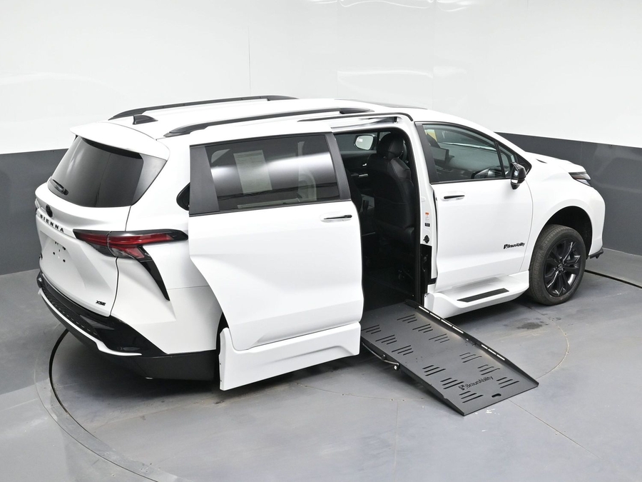 New 2026 Toyota Sienna Hybrid XSE Sport - BraunAbility Side Entry Entry Fold Out Automatic Ramp