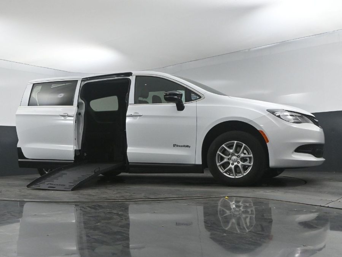 2025 CHRYSLER VOYAGER - Image 19