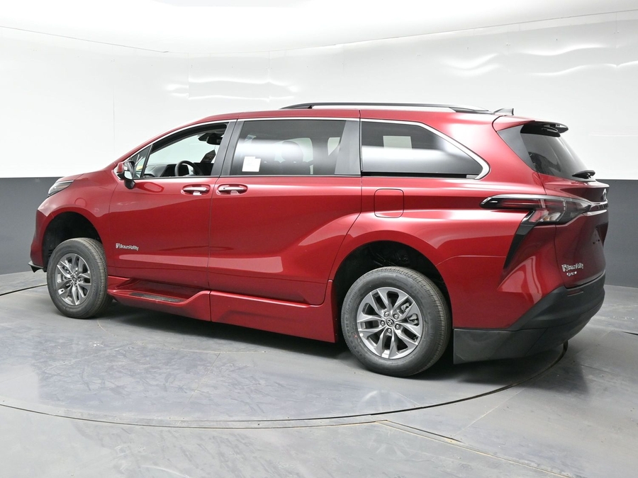 New 2026 Toyota Sienna Hybrid XLE Base - BraunAbility Side Entry Entry Fold Out Automatic Ramp
