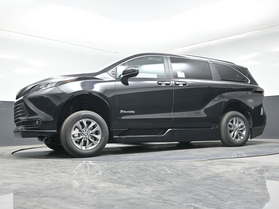 Black Toyota Sienna image number 16