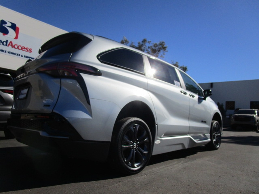 New 2025 Toyota Sienna Hybrid XSE Sport - BraunAbility Side Entry Entry Fold Out Automatic Ramp