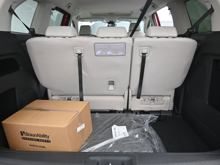 Red Honda Odyssey image number 18