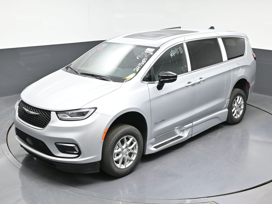 New 2026 Chrysler Pacifica Select Plus - BraunAbility Side Entry Fold Out Automatic Ramp