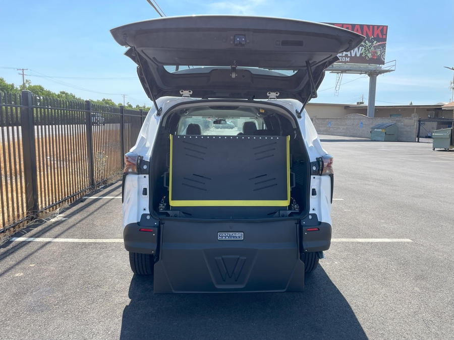 New 2026 Toyota Sienna Hybrid LE DRIVER/PASSENGER MID SWIVEL SEATS - Vantage Mobility Rear Entry Entry Fold Out Manual Ramp