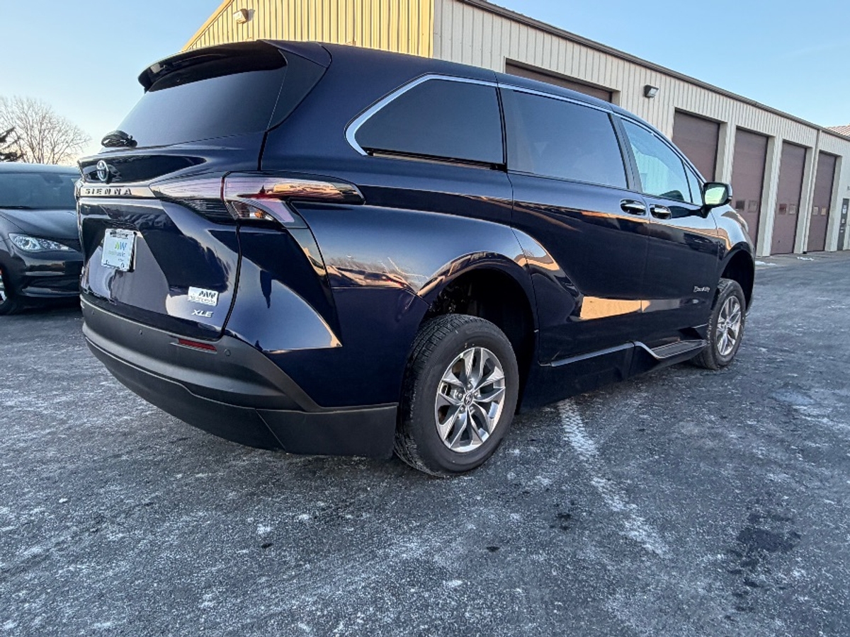 2025 TOYOTA SIENNA - Image 10