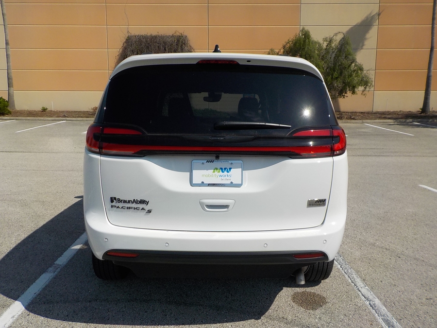 White Chrysler Pacifica image number 28