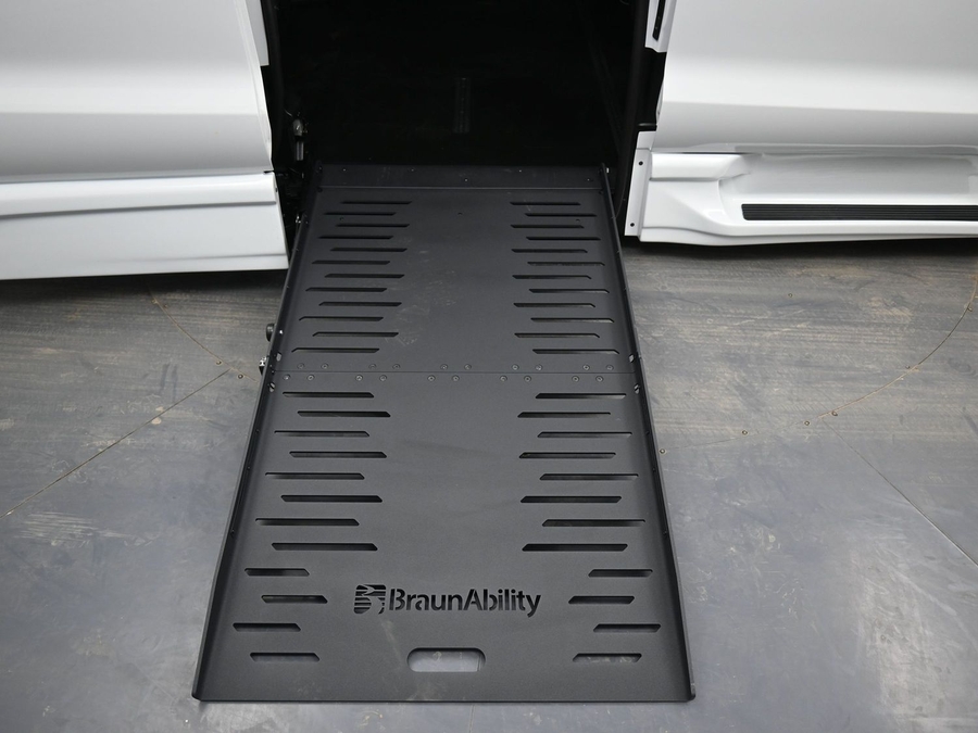 White Chrysler Pacifica image number 10