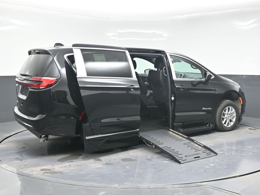 Black Chrysler Pacifica image number 6