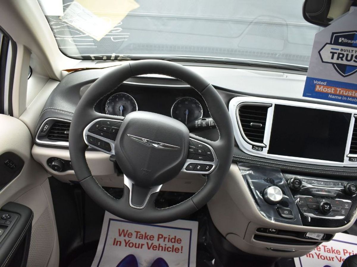 Silver Chrysler Pacifica image number 5