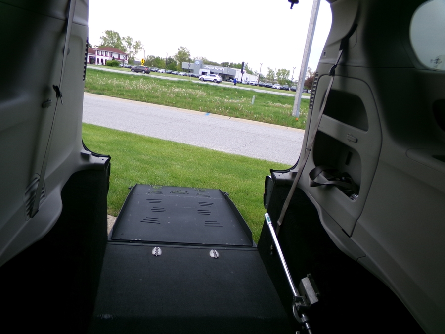 White Chrysler Voyager image number 22