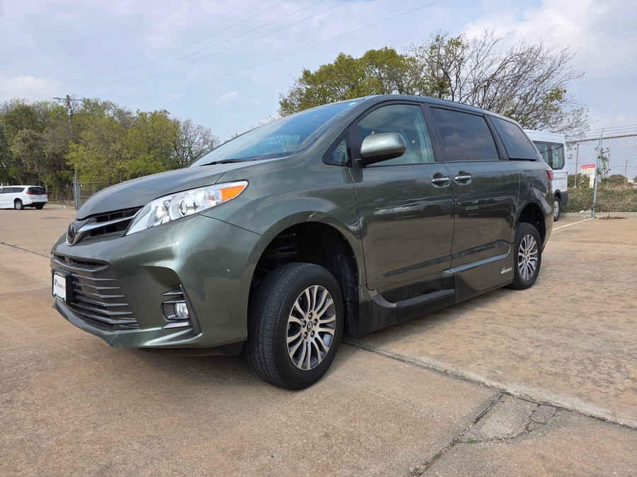 Used 2018 Toyota Sienna XLE - VMI Side Entry Entry In Floor Automatic Ramp
