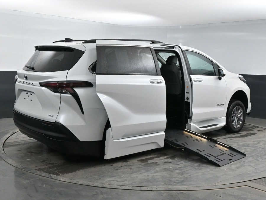 New 2025 Toyota Sienna Hybrid XLE Plus - BraunAbility Side Entry Entry Fold Out Automatic Ramp