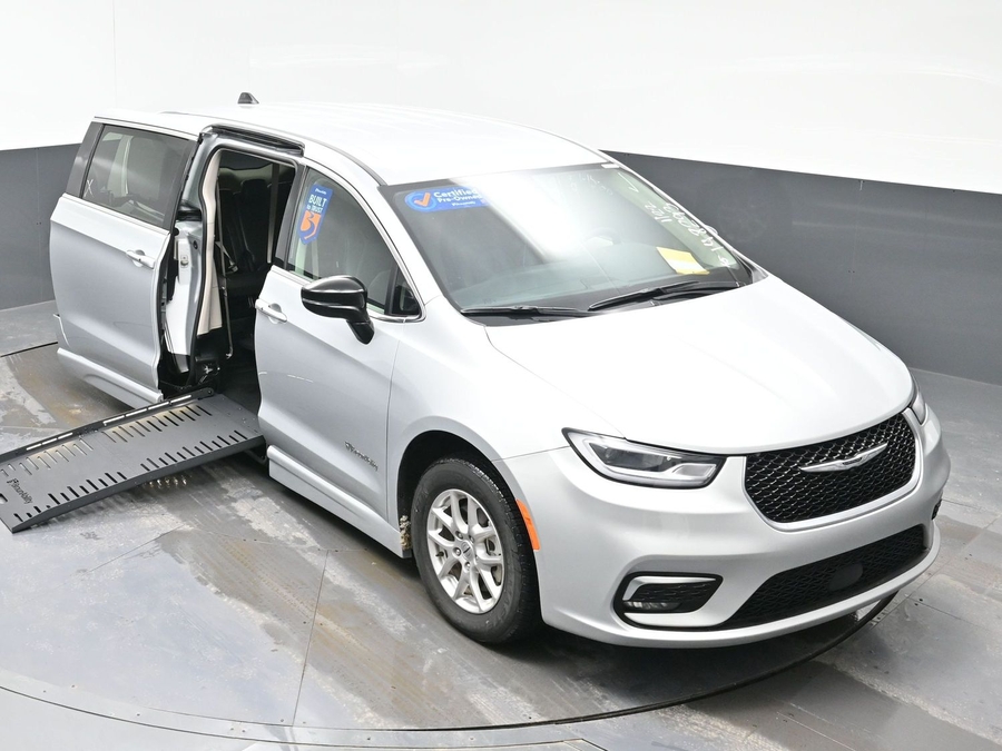 Used 2024 Chrysler Pacifica Touring L - BraunAbility Side Entry Entry Fold Out Automatic Ramp
