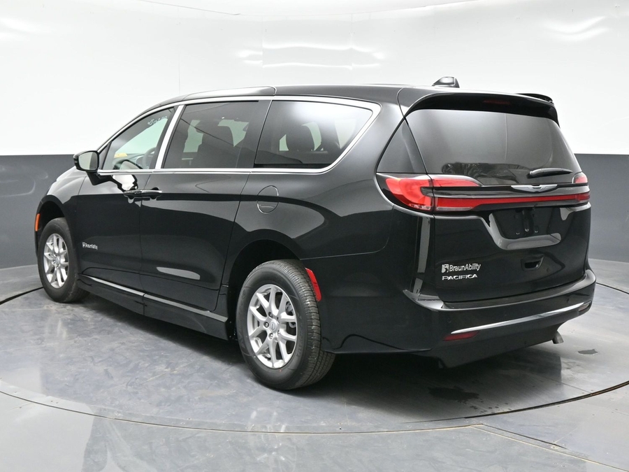 Black Chrysler Pacifica image number 4