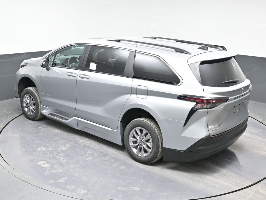 New 2025 Toyota Sienna Hybrid XLE Plus - BraunAbility Side Entry Entry Fold Out Automatic Ramp