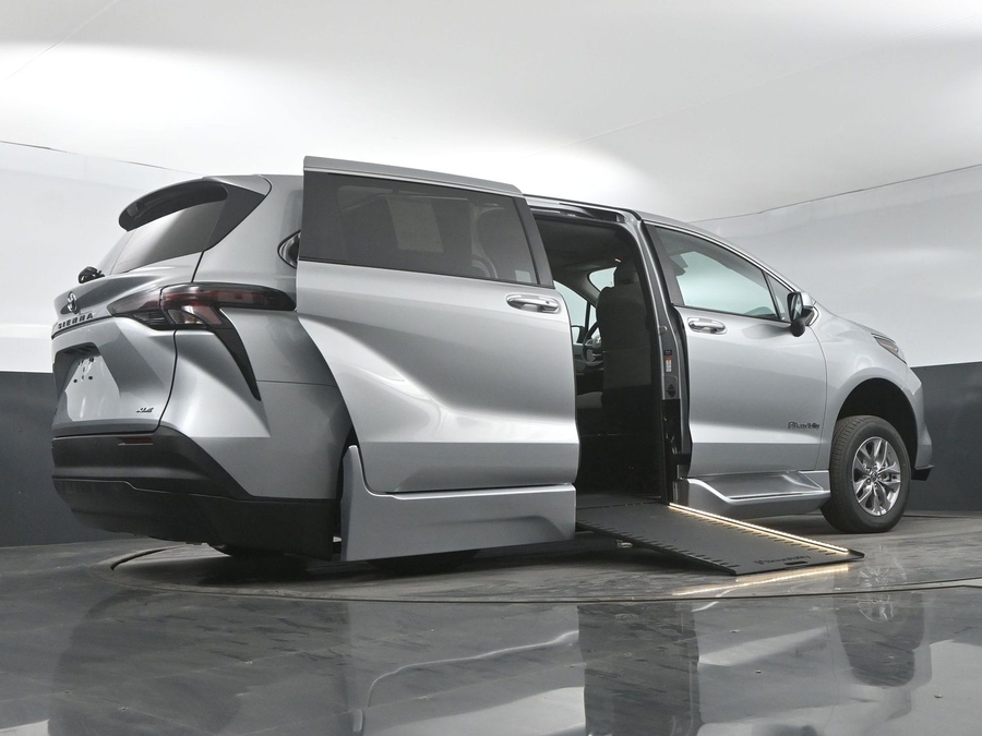 New 2025 Toyota Sienna Hybrid XLE Base - BraunAbility Side Entry Entry In Floor Automatic Ramp