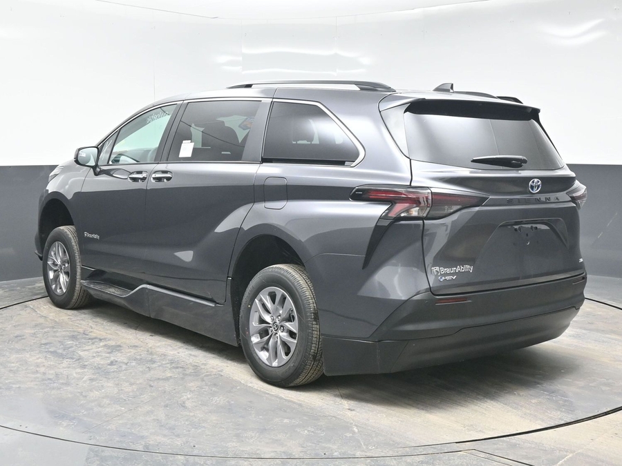 Grey Toyota Sienna image number 4