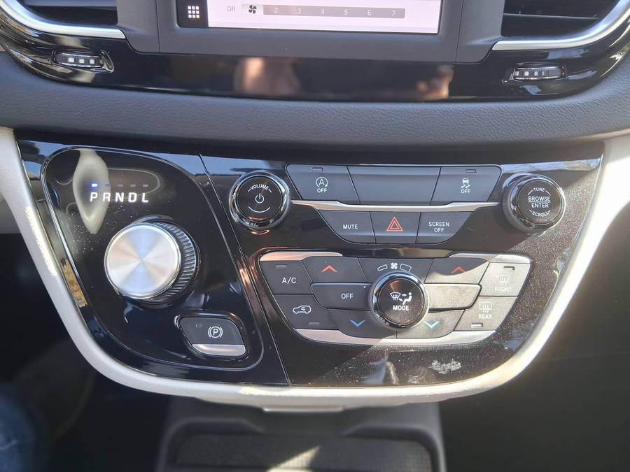  Chrysler Voyager image number 12
