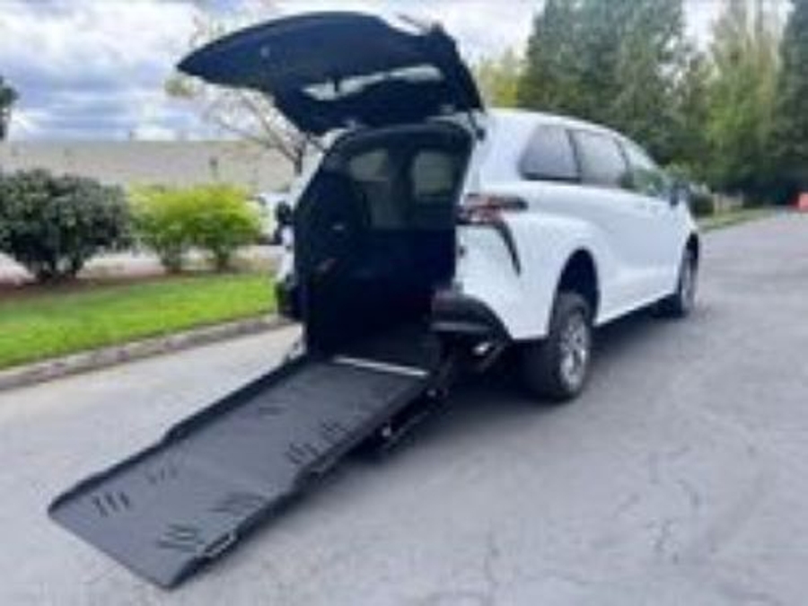 New 2026 Toyota Sienna Hybrid LE - Vantage Mobility Rear Entry Entry Fold Out Manual Ramp