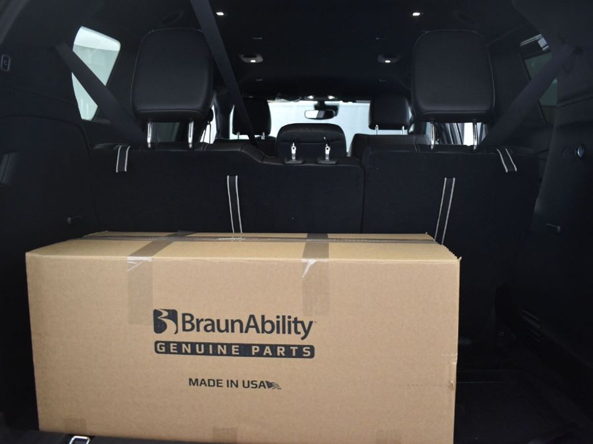 Black Chrysler Pacifica image number 13