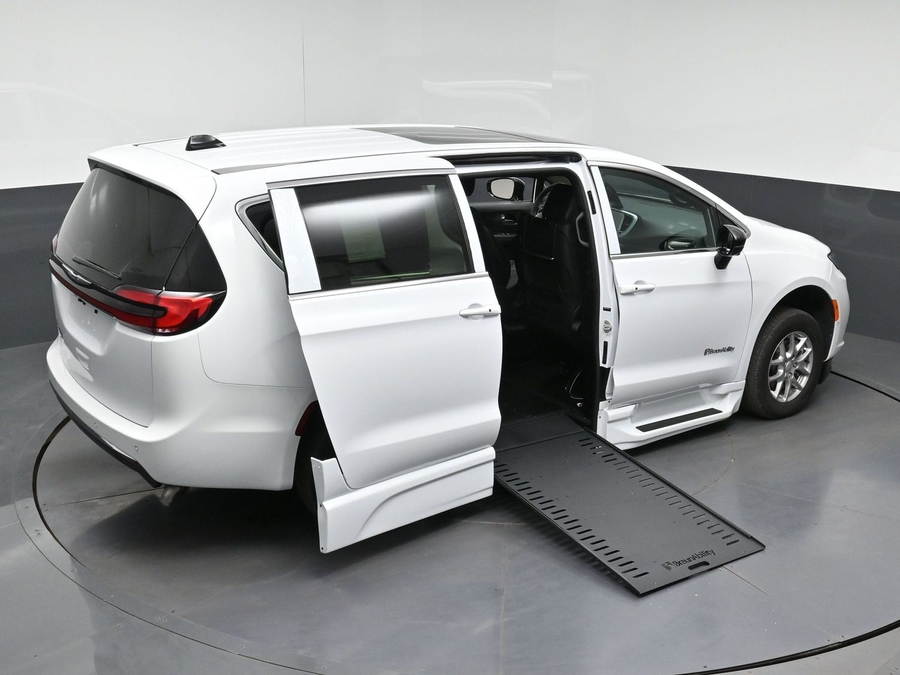 New 2026 Chrysler Pacifica Select Plus - BraunAbility Side Entry In Floor Automatic Ramp
