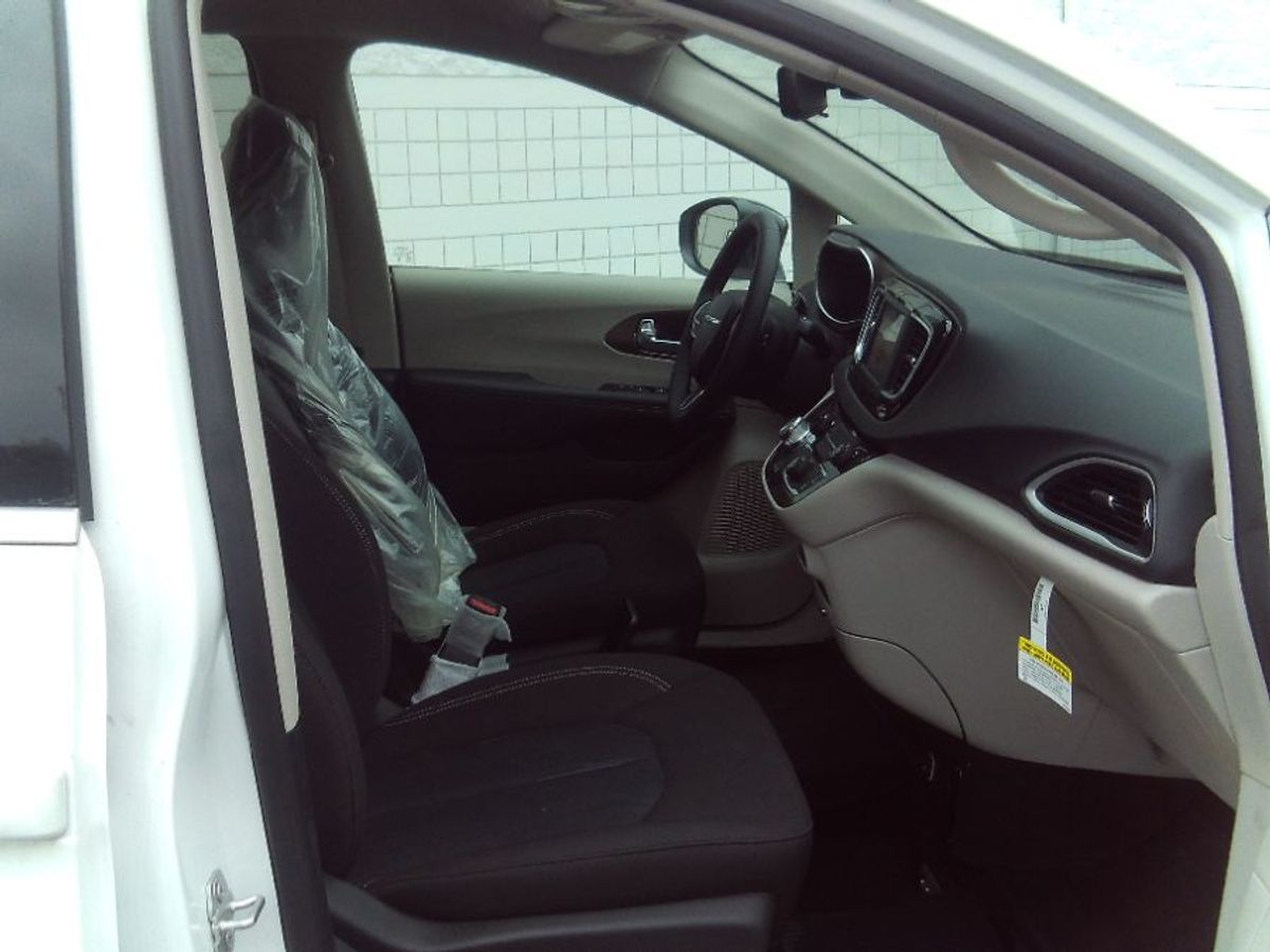 2024 CHRYSLER VOYAGER - Image 16