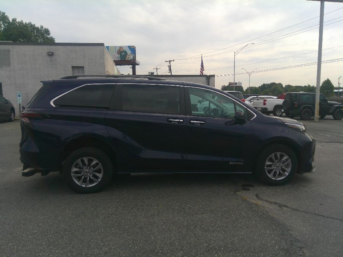 Blue Toyota Sienna image number 7