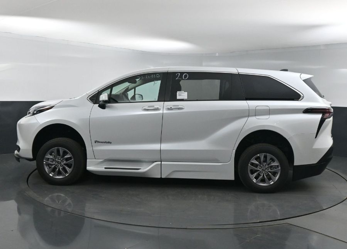 White Toyota Sienna image number 4