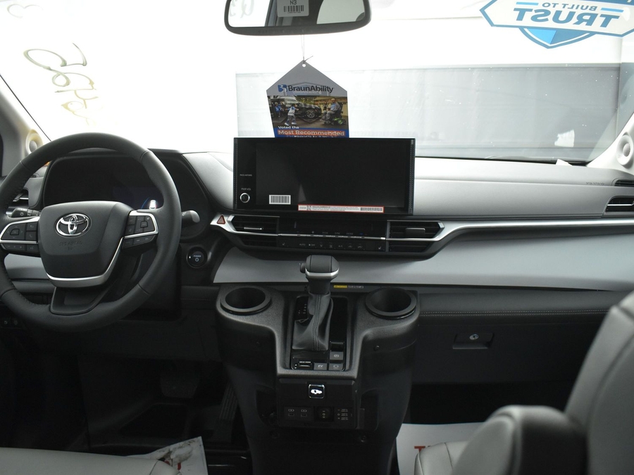 New 2025 Toyota Sienna Hybrid XLE Plus - BraunAbility Side Entry Entry In Floor Automatic Ramp