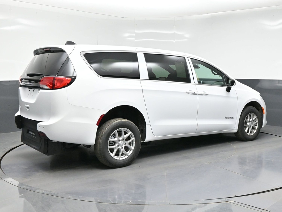 White Chrysler Voyager image number 4